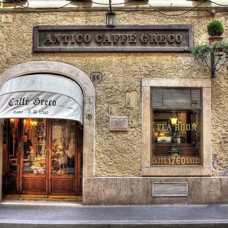 Sfratto per lo storico Caffè Greco di Roma: sdegno nel mondo della cultura. Sgarbi promette la colazione a tutti i manifestanti