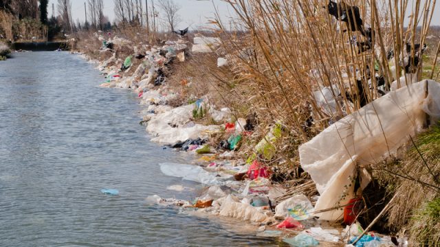 Plastica, Greenpeace: «Dalle multinazionali solo false soluzioni sull’inquinamento da usa e getta»