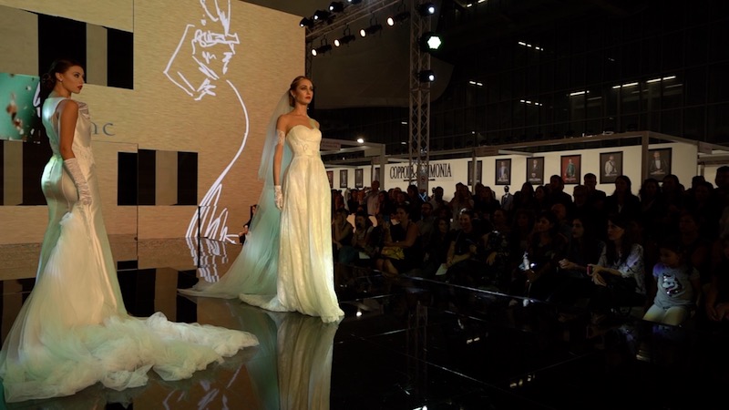 La Vie En Blanc Atelier emoziona la platea di Roma Sposa con una collezione in cui il guanto torna protagonista.