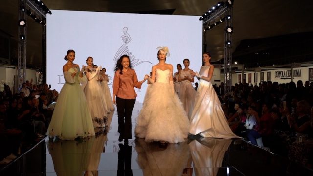 La Vie En Blanc Atelier emoziona la platea di Roma Sposa con una collezione in cui il guanto torna protagonista.