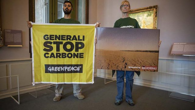 Greenpeace in azione allestisce mostra sui cambiamenti climatici a evento sponsorizzato da Generali: «Il leone di Trieste contribuisce a emergenza climatica»
