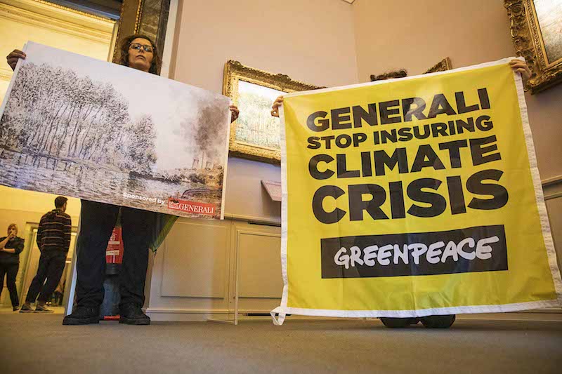 Greenpeace in azione allestisce mostra sui cambiamenti climatici a evento sponsorizzato da Generali: «Il leone di Trieste contribuisce a emergenza climatica»