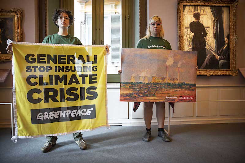 Greenpeace in azione allestisce mostra sui cambiamenti climatici a evento sponsorizzato da Generali: «Il leone di Trieste contribuisce a emergenza climatica»