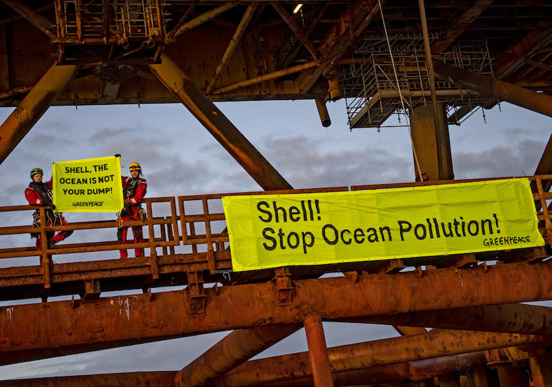 Emergenza climatica: attivisti di Greenpeace in azione sulle piattaforme petrolifere Shell nel Mare del Nord