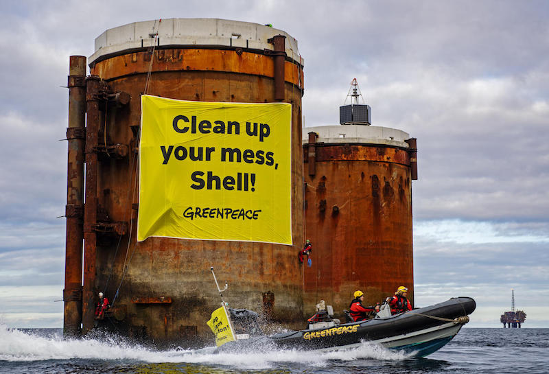 Emergenza climatica: attivisti di Greenpeace in azione sulle piattaforme petrolifere Shell nel Mare del Nord