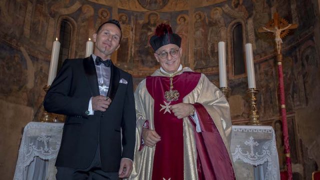 Il tenore Bongiolatti strega i cuori dei Cavalieri di San Silvestro con la sua voce