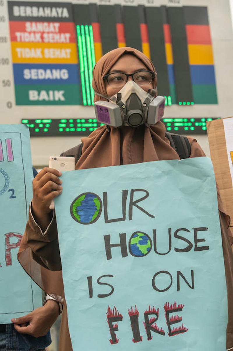 Greenpeace: l’Indonesia brucia, multinazionale e commercianti di olio di palma ancora coinvolti