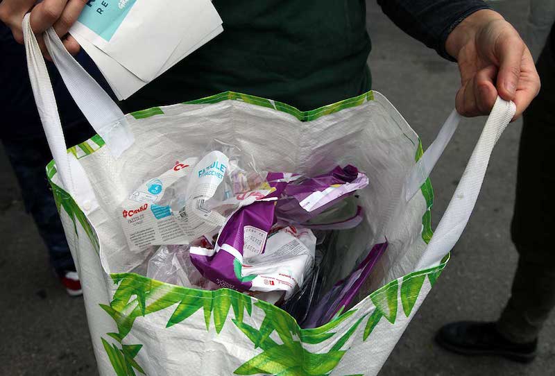 Volontari di Greenpeace davanti ai supermercati: Niente tagli alla Plastic Tax, serva però ad incentivare alternative riutilizzabili