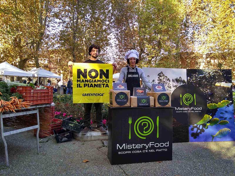 Greenpeace in piazza in 18 città invita a giocare con Mistery Food: “Non mangiamoci il Pianeta”