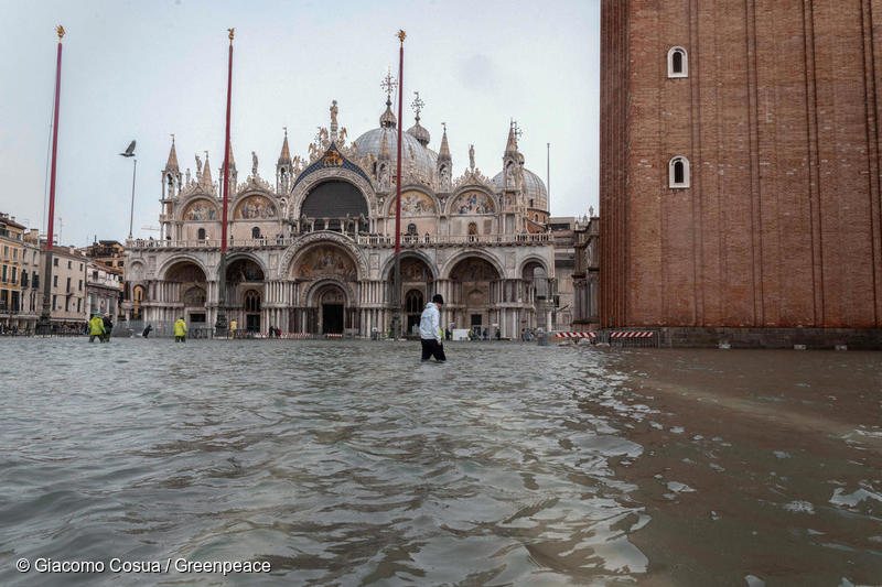 Venezia, Greenpeace al Governo: «Basta parole ipocrite e provvedimenti di facciata, servono azioni contro l’emergenza climatica in corso»