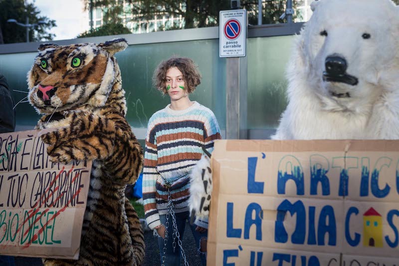 Decine di attivisti e attiviste Fridays for Future si incatenano davanti al Palazzo di Eni a Roma: «Siamo in emergenza climatica, basta con gas e petrolio»