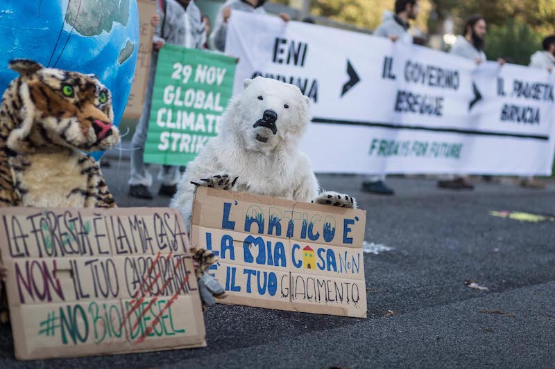 Decine di attivisti e attiviste Fridays for Future si incatenano davanti al Palazzo di Eni a Roma: «Siamo in emergenza climatica, basta con gas e petrolio»