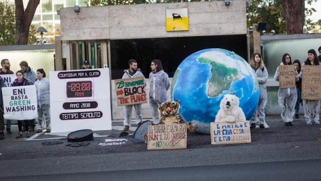 Decine di attivisti e attiviste Fridays for Future si incatenano davanti al Palazzo di Eni a Roma: «Siamo in emergenza climatica, basta con gas e petrolio»
