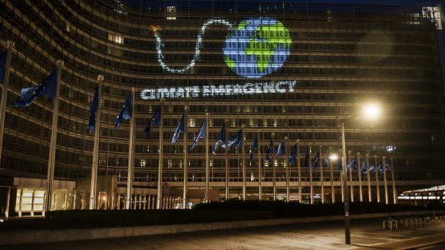 Geenpeace: a Napoli apre Cop 21 sul mare, Fridays for Future tentano di bloccare l’apertura dei lavori ma allontanati con la forza