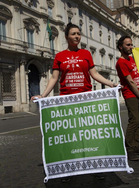 Nuova indagine di Greenpeace svela come arriva in Europa soia che minaccia foreste e diritti umani in Brasile