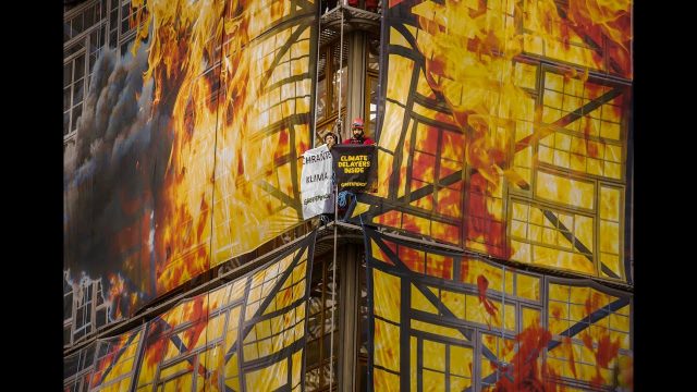 GREENPEACE – Bruxelles, Attivisti in azione sul Palazzo del Consiglio Europeo: «UE si impegni di più per contrastare emergenza climatica»
