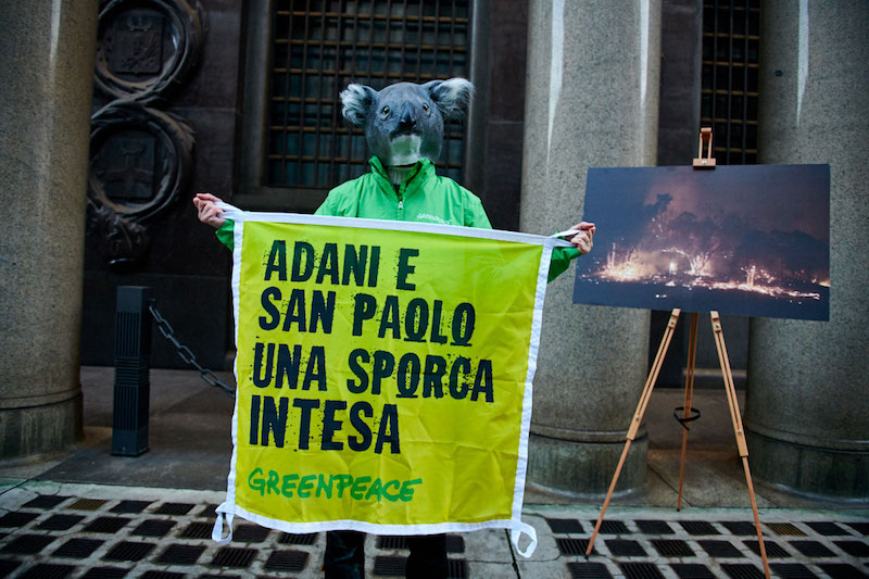 Greenpeace in azione per chiedere a Intesa Sanpaolo di fermare i finanziamenti ai combustibili fossili, principale causa dell’emergenza climatica in corso