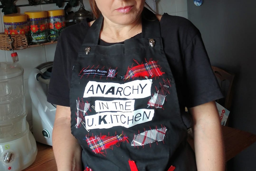 Anarchy in The U Kitchen :“Frittata di cipolle di Neruda in salsa di basso e aroma di tromba”. Su TVPonline