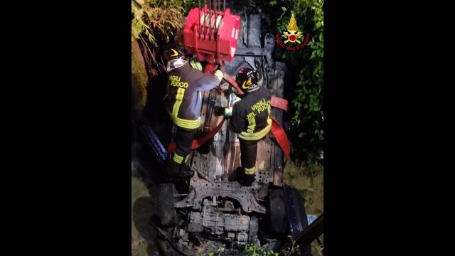 Vigili del Fuoco – San Benedetto Val di Sambro (BO), Soccorsi tre ragazzi a bordo di un auto finita fuori strada nel letto di un torrente