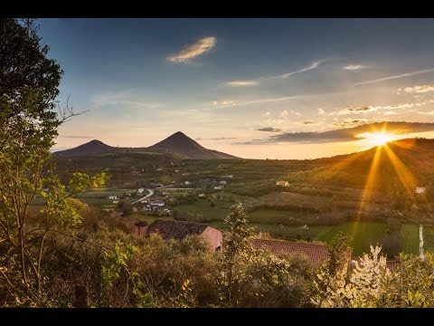 «Là Vo’ e bene sto» è il claim scelto per rilanciare una zona straordinaria: tra le prime zone rosse d’Italia, Vo’ ha saputo rialzarsi dall’emergenza Covid-19
