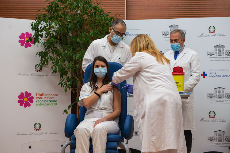 VAX DAY:  Preparazione delle dosi del vaccino della Pfizer/BioNTech ed i primi ad essere vaccinati contro il Covid-19 all’Ospedale Lazzaro Spallanzani di Roma
