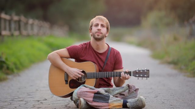 Andrea Arena: online da oggi il videoclip del nuovo singolo “Grassottella”