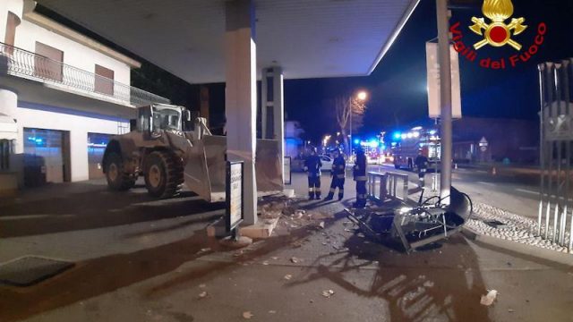 Vigili del Fuoco – Conegliano (TV), Assalto con ruspa ad una colonnina self service della Q8 in via 4 Novembre