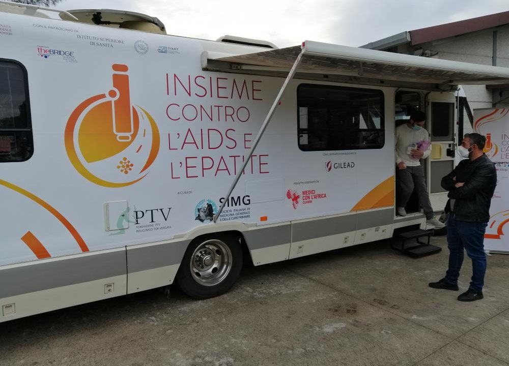 “INSIEME CONTRO L’AIDS E L’EPATITE” – Prosegue il giro nelle piazze periferiche romane del Laboratorio Mobile per i test gratuiti per HCV e HIV.