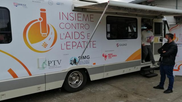 “INSIEME CONTRO L’AIDS E L’EPATITE” – Prosegue il giro nelle piazze periferiche romane del Laboratorio Mobile per i test gratuiti per HCV e HIV.