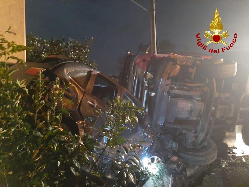 Vigili del Fuoco – Vedelago (TV), Bilico perde il controllo e si schianta su 7 auto in sosta, nessun ferito