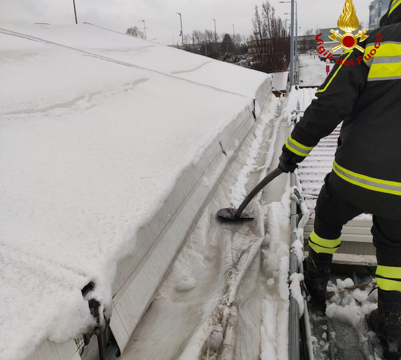 Vigili del Fuoco – Treviso, Interventi su tensostrutture Covid per rimuovere la neve accumulatasi sulle coperture