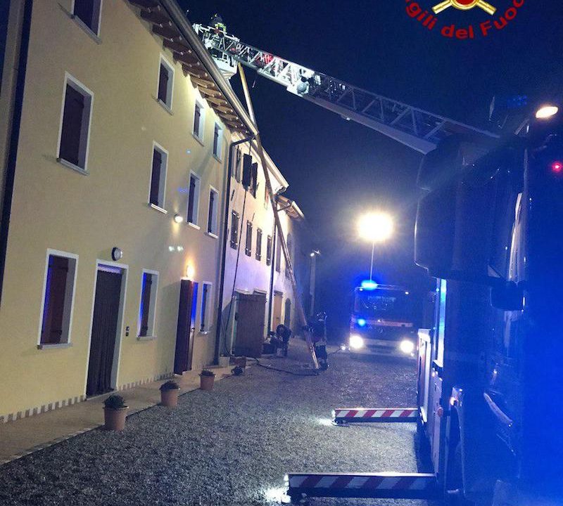 Vigili del Fuoco – Fontanelle (TV), Canna fumaria difettosa propaga incendio al tetto in legno ventilato di una abitazione a due piani