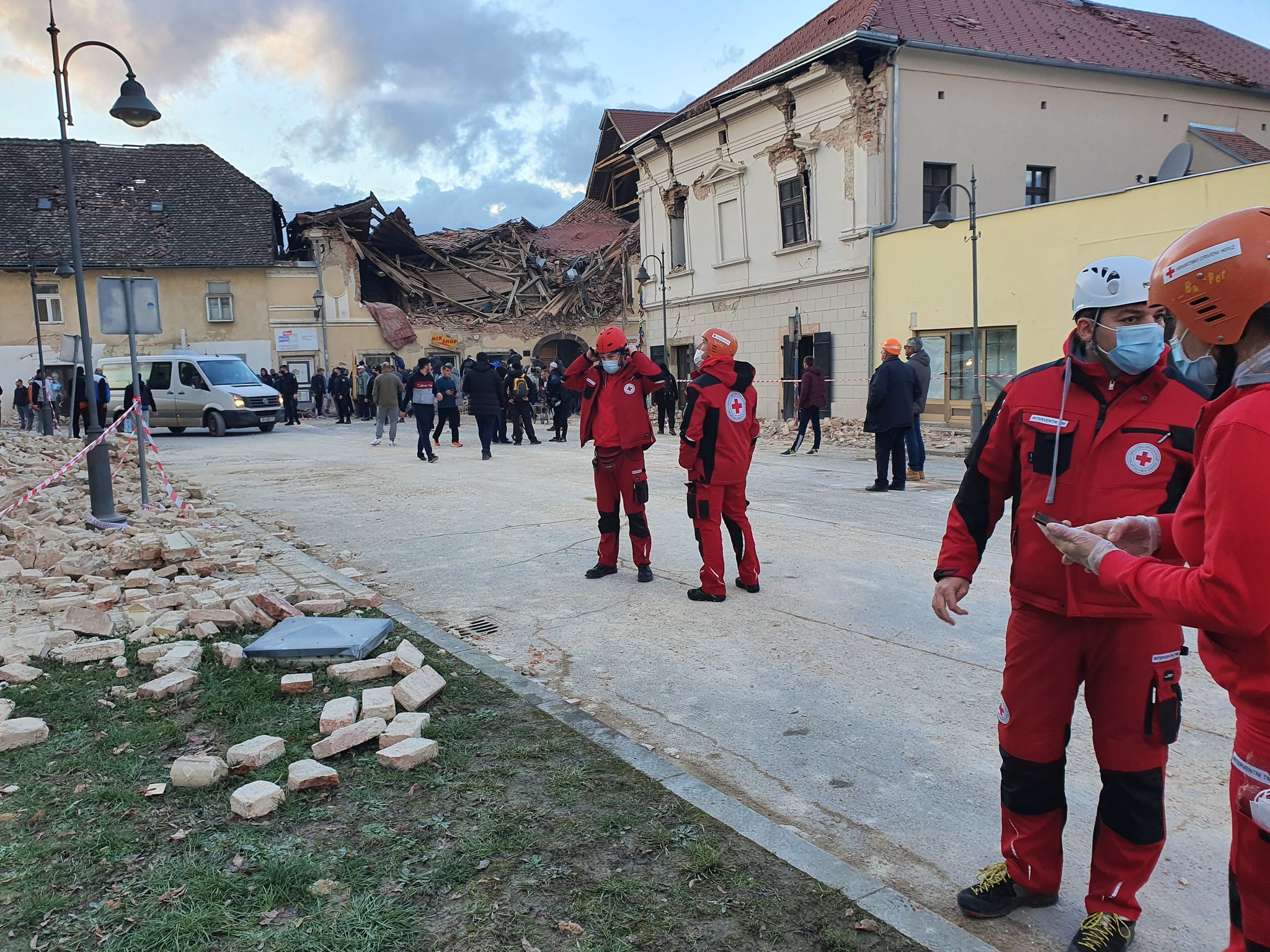 Hrvatski Crveni križ (Croce Rossa Croata) – Petrinji (HR), I primi soccorsi alla popolazione dopo il sisma di oggi di Magnitudo 6.4