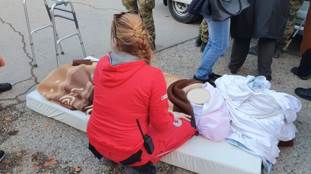 Hrvatski Crveni križ (Croce Rossa Croata) – Petrinji (HR), I primi soccorsi alla popolazione dopo il sisma di oggi di Magnitudo 6.4