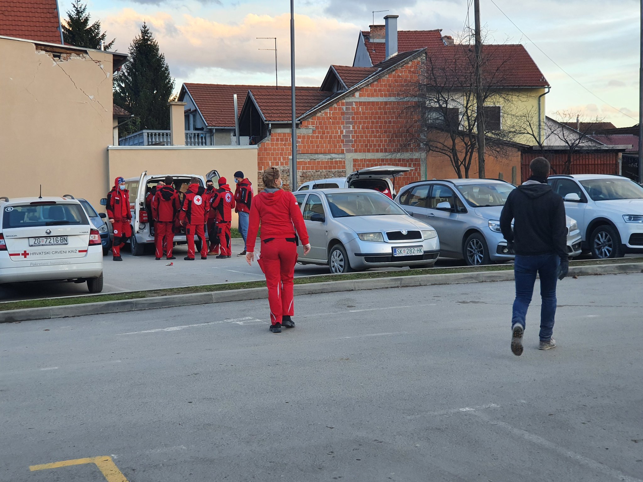 Hrvatski Crveni križ (Croce Rossa Croata) – Petrinji (HR), I primi soccorsi alla popolazione dopo il sisma di oggi di Magnitudo 6.4