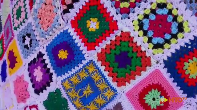 L’albero di Natale realizzato interamente al Uncinetto: Wendy, Capitan Uncinetto e l’Albero dei desideri in via Flavio Stilicone a Roma