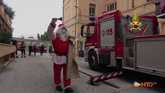 Babbo Natale dei VVF porta i doni ai bimbi dell’ospedale pediatrico “Salesi” di Ancona
