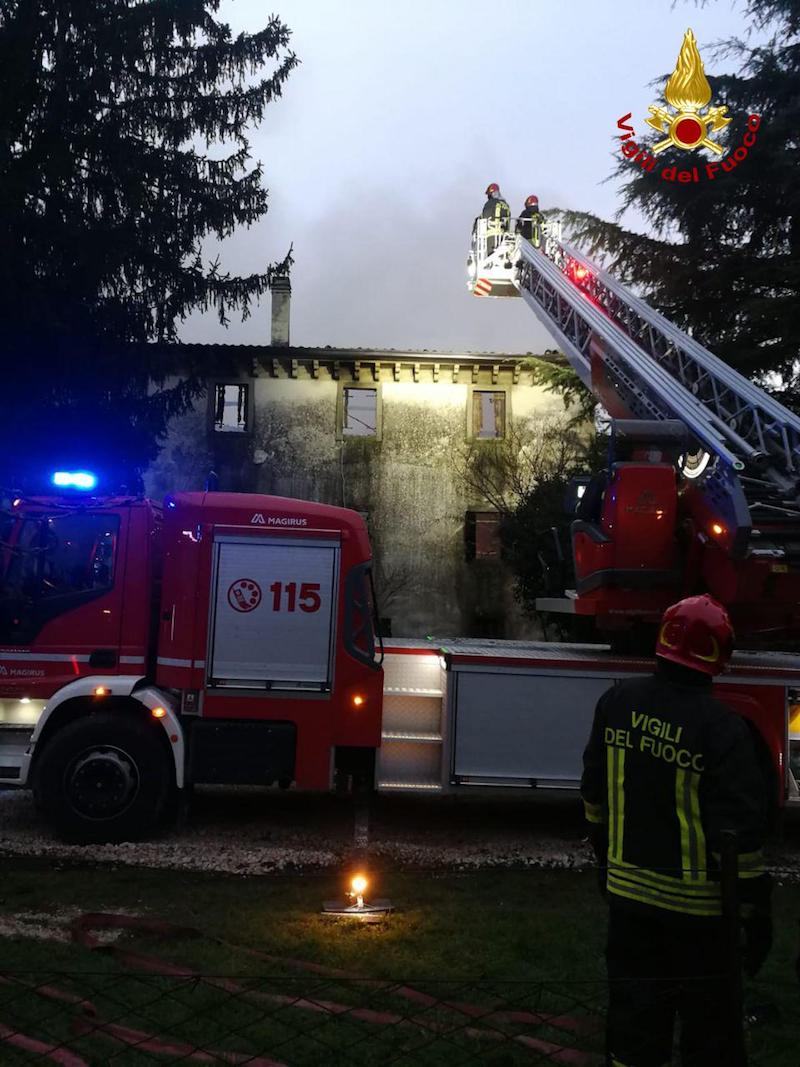 Vigili del Fuoco – Godega di Sant’Urbano (TV), Cinque squadre intervengono per domare l’incendio di una casa colonica