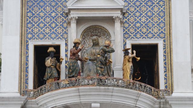 Venezia – Oggi i Re magi escono dalla Torre dell’Orologio di Piazza San Marco per sfilare davanti alla Madonna col Bambino