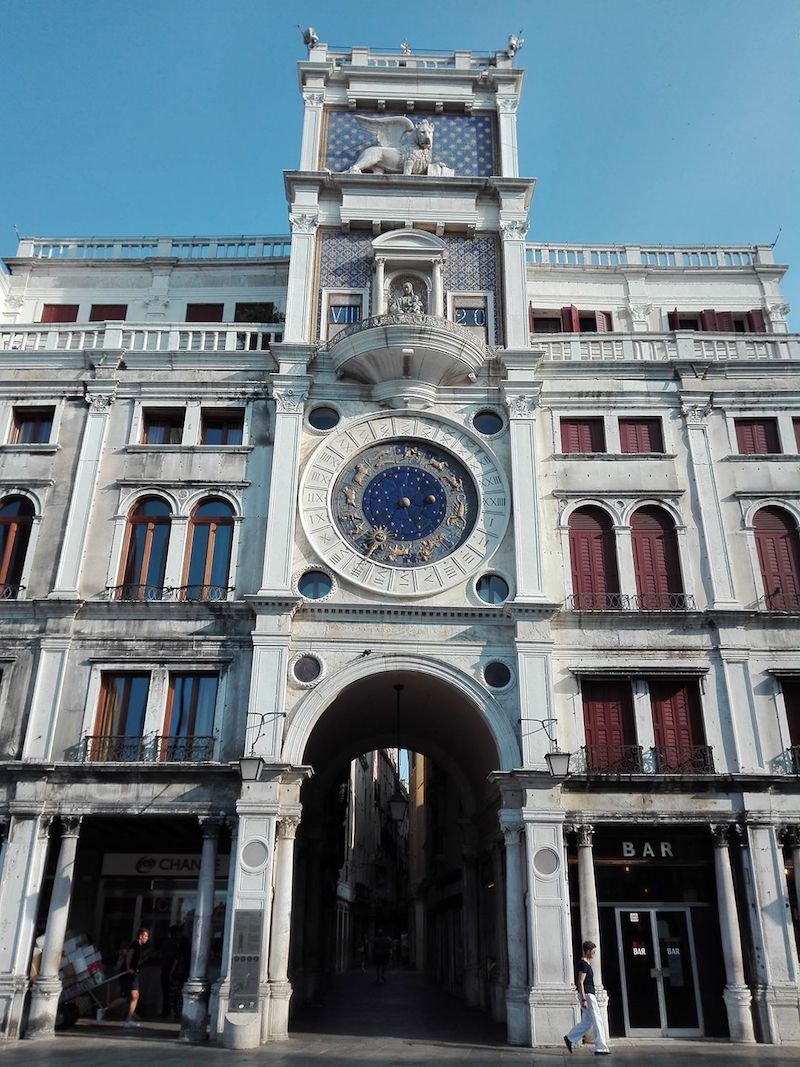 Venezia – Oggi i Re magi escono dalla Torre dell’Orologio di Piazza San Marco per sfilare davanti alla Madonna col Bambino