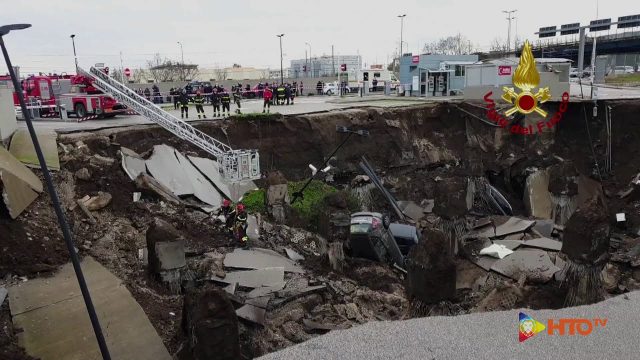 Vigili del Fuoco – Napoli, Enorme voragine aperta nel parcheggio dell’Ospedale del Mare