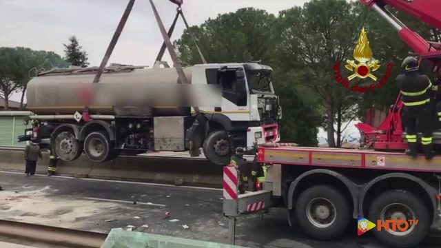 Vigili del Fuoco – Spello (PG), Incidente con ribaltamento autocisterna e ferimento autista in E45