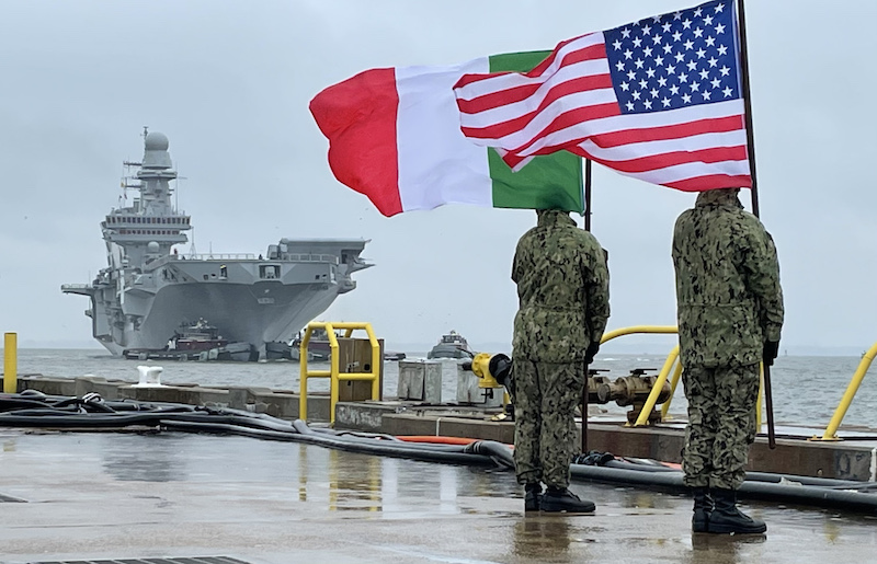 Marina Militare – Nave Cavour attracca al porto di Norfolk nella baia di Chesapeake in Virginia dopo la traversata atlantica