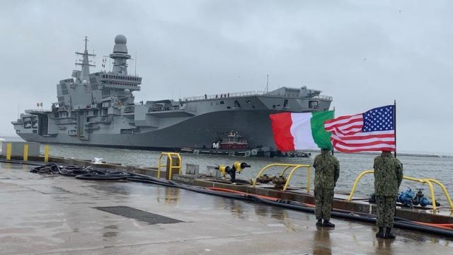 Marina Militare – Nave Cavour attracca al porto di Norfolk nella baia di Chesapeake in Virginia dopo la traversata atlantica