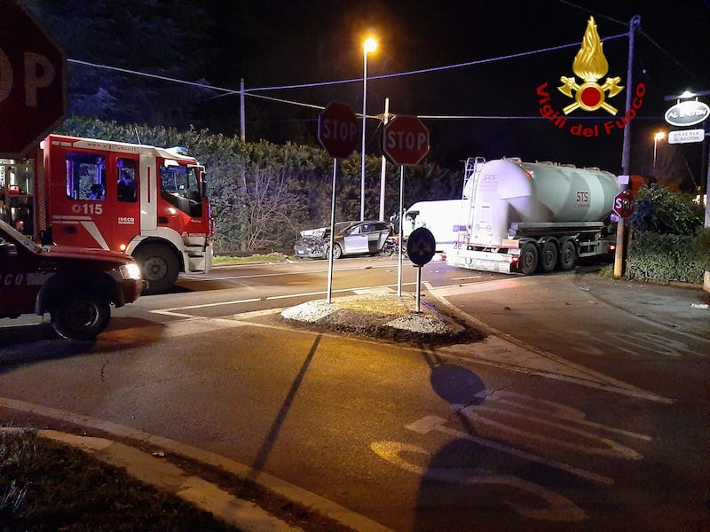 Vigili del Fuoco – Ponzano Veneto (TV), Incidente tra un auto, un furgone ed un camion, ferito uno dei conducenti