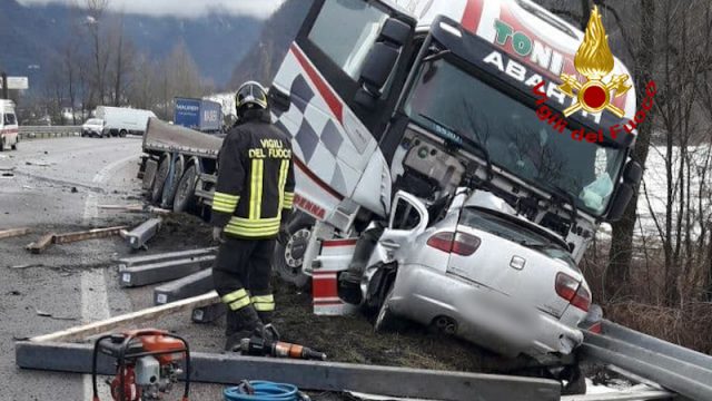 Vigili del Fuoco – Arsiè (BL), Incidente frontale mortale nel feltrino tra un auto ed un autoarticolato