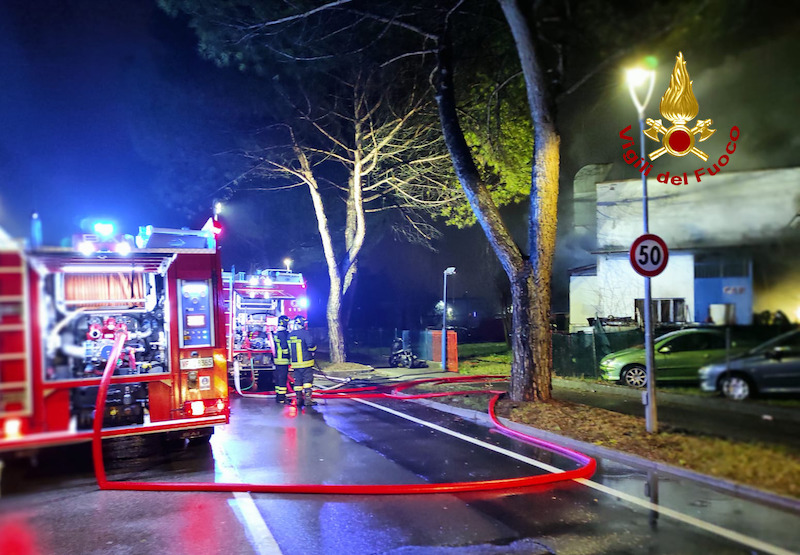 Vigili del Fuoco – Martellago Loc. Olmo, Incendio distrugge una carrozzeria nella notte: nessun ferito