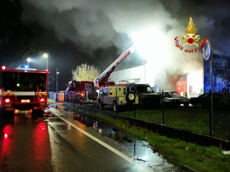 Vigili del Fuoco – Martellago Loc. Olmo, Incendio distrugge una carrozzeria nella notte: nessun ferito