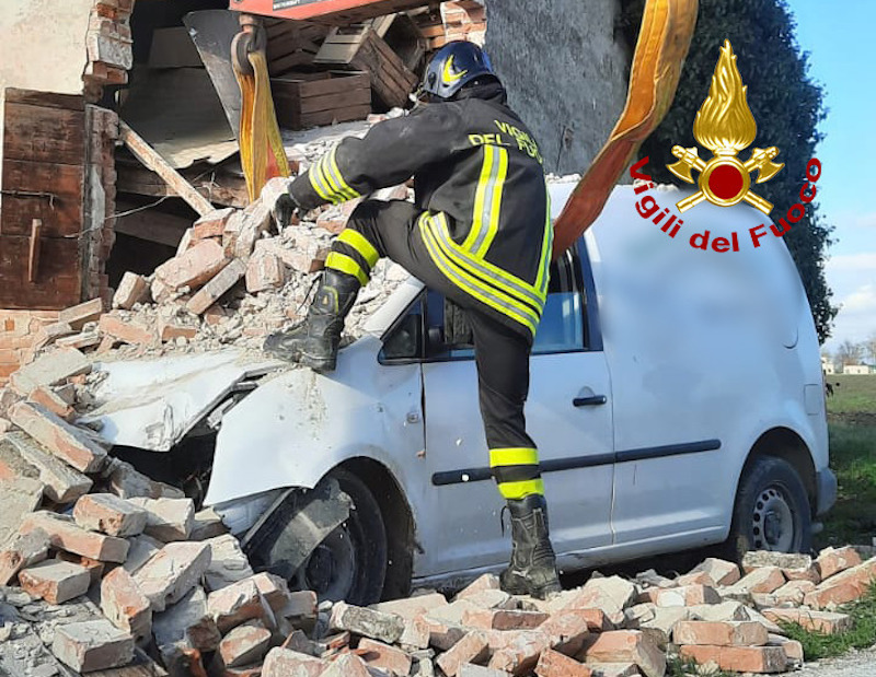 Vigili del Fuoco – Fratta Polesine (RO), Furgone esce di strada ed abbatte parte di un edificio disabitato: ferito il conducente