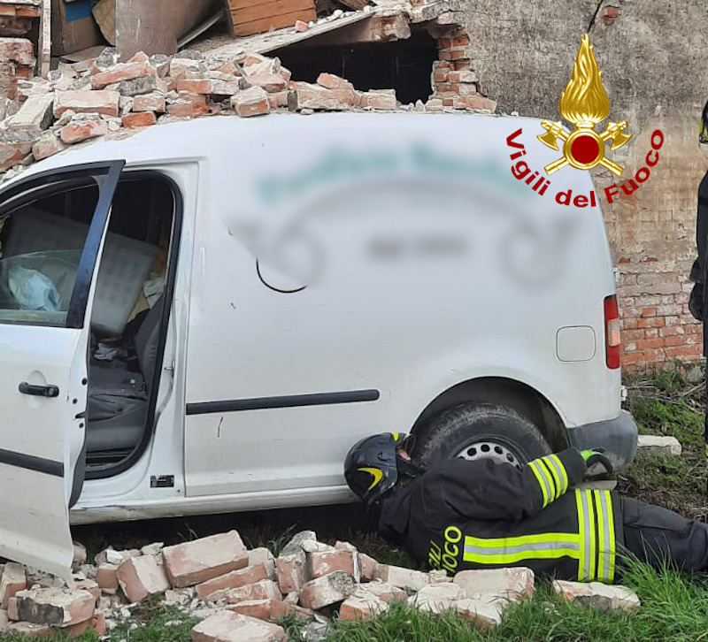 Vigili del Fuoco – Fratta Polesine (RO), Furgone esce di strada ed abbatte parte di un edificio disabitato: ferito il conducente
